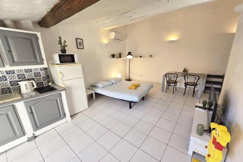 un salon avec un lit et une cuisine dans l'établissement GregBnb - Studio RoofTop 27m2 - Terrasse 14m2 - Climatisé - 5e etage sans ascenseur, à Toulon