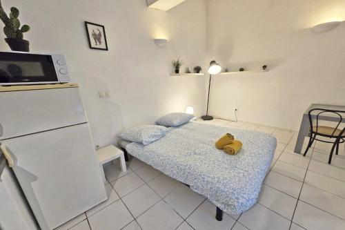 Cette chambre comprend un lit avec un ours en peluche. dans l'établissement GregBnb - Studio RoofTop 27m2 - Terrasse 14m2 - Climatisé - 5e etage sans ascenseur, à Toulon