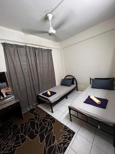 una camera con due letti e un tavolo di Totoi Melaka a Malacca
