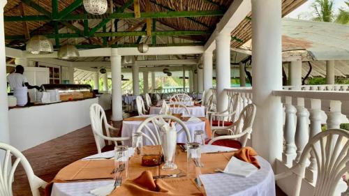 En restaurant eller et andet spisested på Lily Palm Resort
