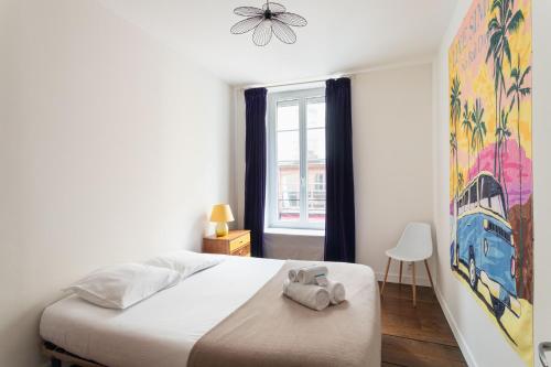 une chambre avec un lit avec un animal en peluche dessus dans l'établissement Le Soleil Malouin - Proche Parc de Bel-Air, à Saint-Malo