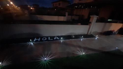 Ein Schild, auf dem steht, dass Molly nachts auf dem Boden liegt. in der Unterkunft Casa Vale in Majanicho