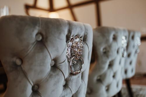 a ring sitting on the arm of a chair at Gutshof zu Quedlinburg in Quedlinburg