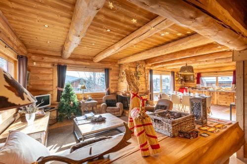 - un salon avec une cheminée dans une cabane en rondins dans l'établissement Chalet des Sonnailles - Montagnes jardin et garage, à Bolquère-Pyrénées 2000