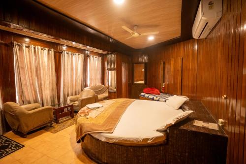 a bedroom with a large bed in a room at Hotel Shahjahan in Agra