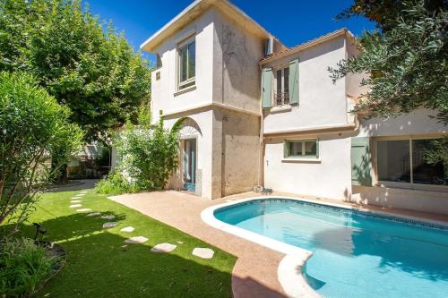 une maison avec une piscine dans une cour dans l'établissement Maison de charme 14 personnes piscine Avignon, à Avignon