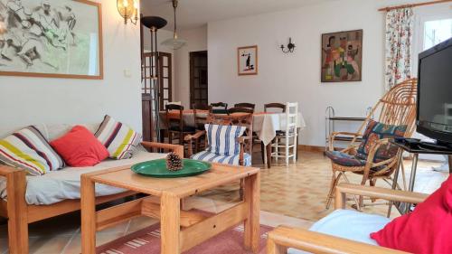 un salon avec un canapé et une table dans l'établissement Saint Georges de Didonne - MAISON avec jardin clos - PROCHE COMMERCES, à Saint-Georges-de-Didonne