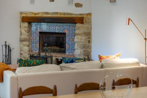 - un salon avec un canapé blanc devant une cheminée dans l'établissement Maison de charme 14 personnes piscine Avignon, à Avignon