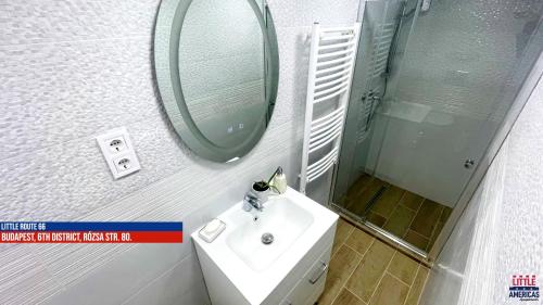 Ένα μπάνιο στο Little Americas Interstate Apartments