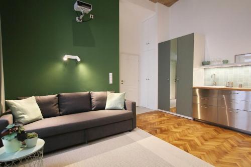 Modern Green Apt w FREE Parking, Projector,Netflix