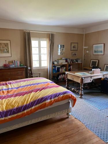 - une chambre avec un lit, un bureau et un piano dans l'établissement Domaine de Beauregard, à Castandet