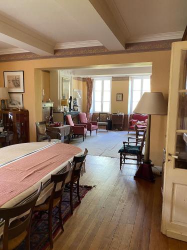 un salon avec une grande table et des chaises dans l'établissement Domaine de Beauregard, à Castandet