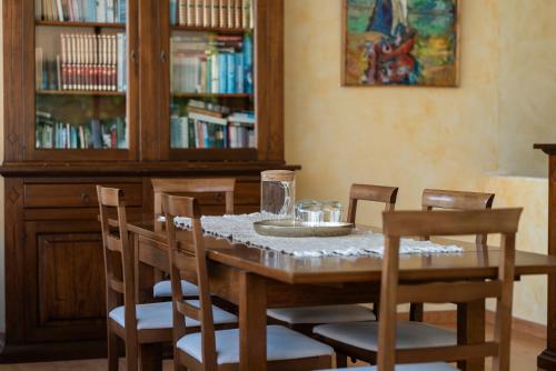 a dining room table with chairs and a book shelf at Las Palmeras in Crevillente