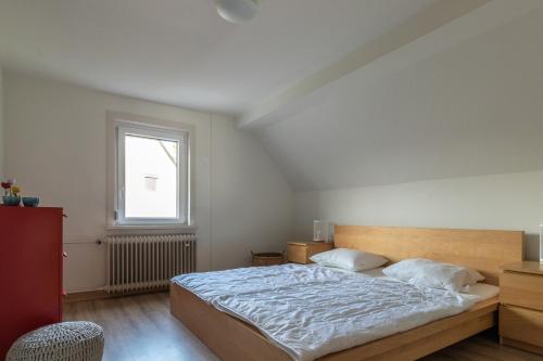 a bedroom with a large bed and a window at Vakantiehuis Siedling in Winterberg