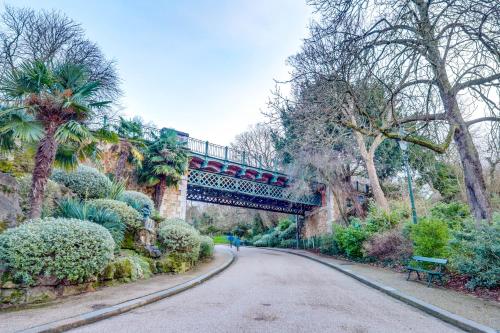 Buttes-Chaumont - Fully-Equipped