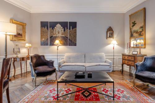 un salon avec un canapé et deux chaises dans l'établissement CR57 - Rennes Elegances, à Paris