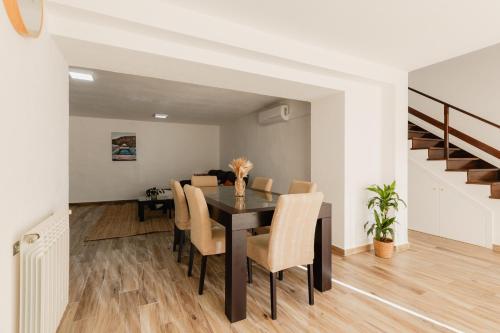 a dining room with a table and chairs at Canto do Zêzere, Sertã, Dornes, Castelo do Bode in Cernache do Bonjardim