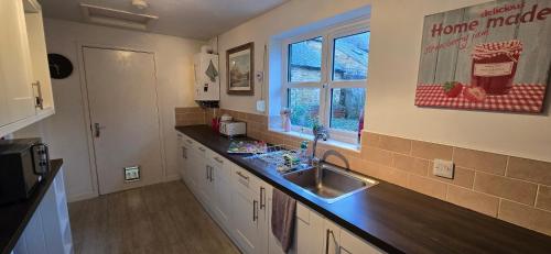 Kuchyň nebo kuchyňský kout v ubytování Rhubarb Retreat - Stylish House, Sleeps 5, 10 mins to Durham City & Parking & Garden