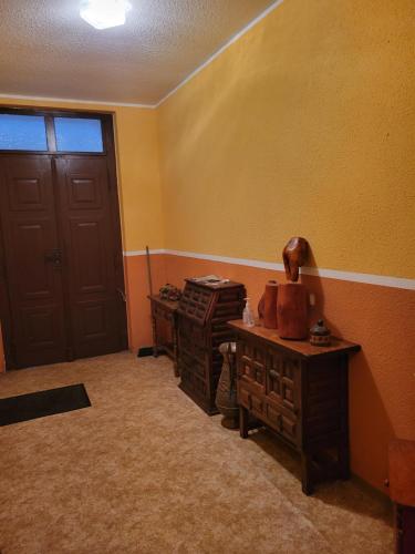 a room with a door and a table and a desk at FeWo Köt- 3 Ferienwohnungen im historischen Köthener Stadtkern in Köthen