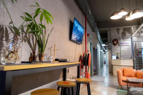 a lobby with a counter with chairs and a tv at Pak Fook Hotel Chow Kit in Kuala Lumpur