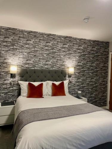Кровать или кровати в номере Chequers Lodge- Dalton-in- Furness- Self check in- for professionals and tourists