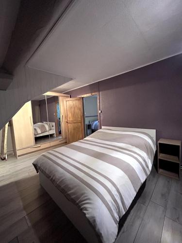Un dormitorio con una cama grande en una habitación. en Maison Digoin, en Digoin