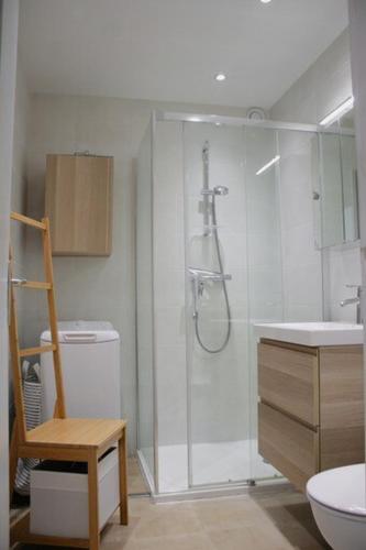 une salle de bain avec une douche, des toilettes et un lavabo dans l'établissement Face à la Mer YourHostHelper, à Cannes