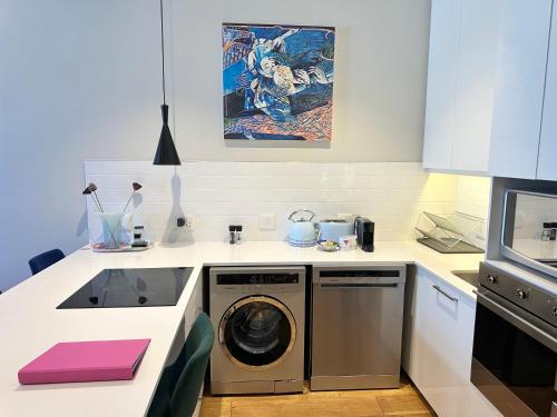 Una cocina o zona de cocina en Urban Elephant. The Docklands