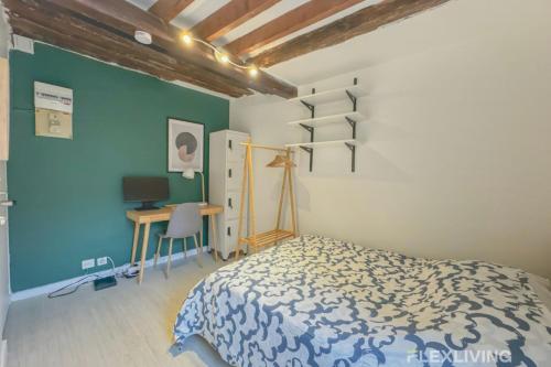 une chambre avec un lit et un bureau avec un ordinateur dans l'établissement Flexliving - studio - Lacépède, à Paris
