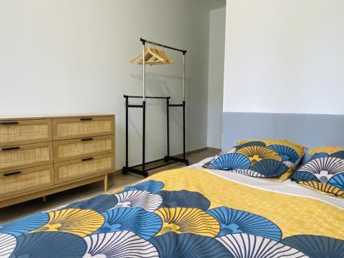 une chambre avec deux lits et une commode dans l'établissement La MADELEINE, à Rodez