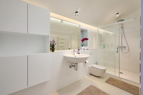 Ένα μπάνιο στο NEW Luxury Villa Familija Splitska - Pool, Seafront, Ideal for 8 persons