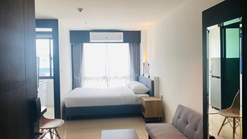 Postel nebo postele na pokoji v ubytování Utopia Central Kathu Condo