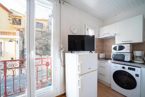 Il comprend une cuisine équipée d'un réfrigérateur et d'un four micro-ondes. dans l'établissement Studio des Thermes - A 200m des Thermes, à Amélie-les-Bains-Palalda