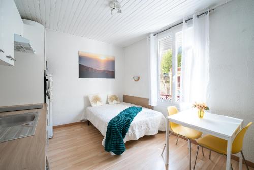 une chambre avec un lit et une table et une cuisine dans l'établissement Le Bain d’Amélie - A 200m des Thermes, à Amélie-les-Bains-Palalda