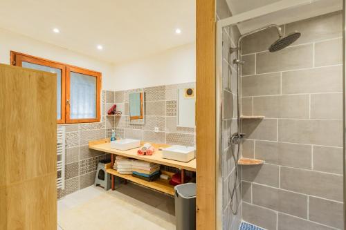 une salle de bain avec un lavabo et une douche dans l'établissement Le Coteau Ensoleillé - Climatisée avec piscine, à Carcassonne