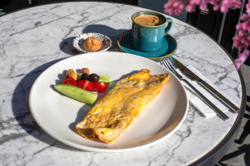 Galata Guest Teori في إسطنبول: صحن طعام فيه قطعة سمك وخضروات