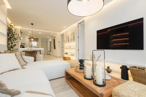 Modern first floor apartment, with private terrace garden and barbecue, in first line of Aloha Golf, in Nueva Andalucía