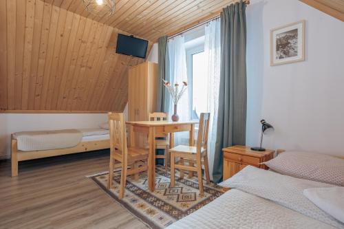 Ένα ή περισσότερα κρεβάτια σε δωμάτιο στο Rumcajsówka