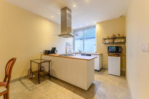 une cuisine avec un évier et un plan de travail dans l'établissement Aux portes du champagne - A 20 min de Château-Thierry, à Pavant