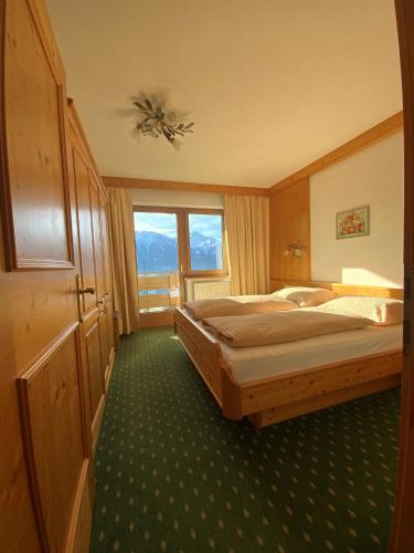 Una cama o camas en una habitación de Meilerhof