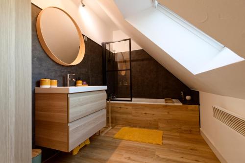 une salle de bain avec un lavabo et un miroir dans l'établissement Le Flamant noir - A proximité de la plage, à Créances