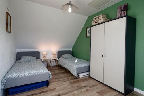- une chambre avec 2 lits et un grand placard dans l'établissement Le Flamant noir - A proximité de la plage, à Créances