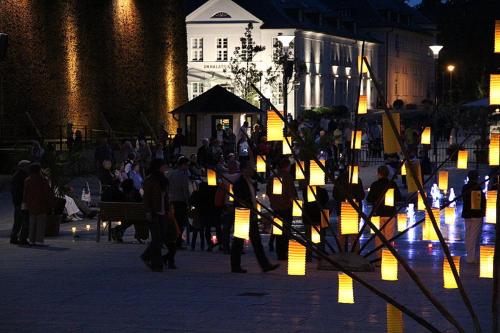 a group of people standing outside a building at night at Kurvilla Fürstin Pauline in Bad Salzuflen