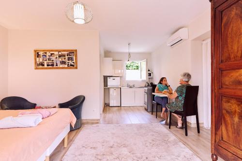Deux femmes assises à une table dans une pièce dans l'établissement la maison Cavancha, à Saint-Lattier