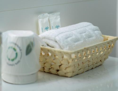 a basket of towels and a candle on a counter at Las Palmeras in Crevillente