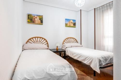 A bed or beds in a room at MyHouseSpain - Amplio apartamento en el centro de Oviedo