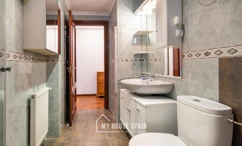 A bathroom at MyHouseSpain - Amplio apartamento en el centro de Oviedo