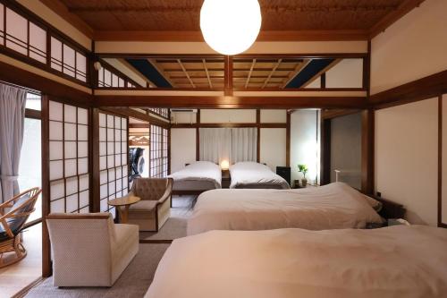 富山市にあるくつろぎのお宿 やわや 花水木のホテルルーム ベッド2台&椅子付