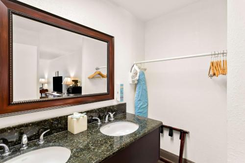 Ένα μπάνιο στο SureStay Plus Hotel by Best Western Susanville