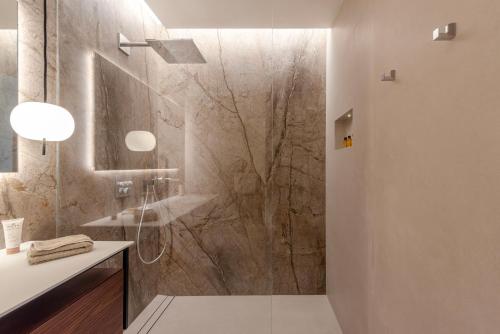une salle de bain avec douche et lavabo dans l'établissement Tokoto Rez de jardin Vue mer, à La Seyne-sur-Mer